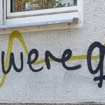 Schriftzug "Wish you were queer" an eine Hauswand gesprüht
