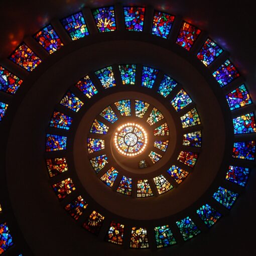 Buntglasfenster als Spirale angeordnet